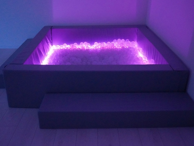 Сухой бассейн с шариками и RGB-подсветкой 140х140 см