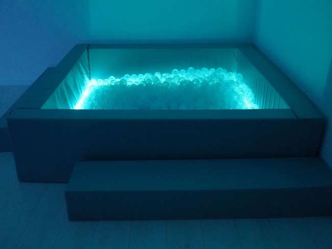 Сухой бассейн с шариками и RGB-подсветкой 140х140 см