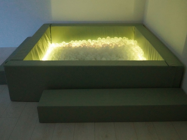 Сухой бассейн с шариками и RGB-подсветкой 140х140 см