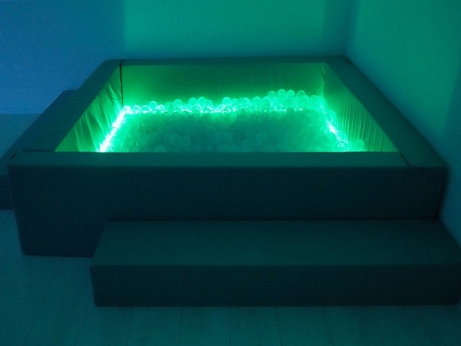 Сухой бассейн с шариками и RGB-подсветкой 140х140 см