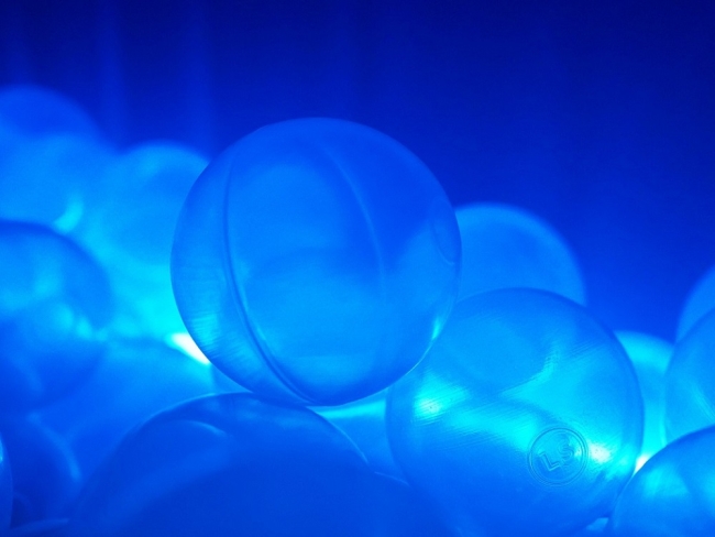 Сухой бассейн с шариками и RGB-подсветкой 190х190 см Сухой бассейн с шариками и RGB-подсветкой 190х190 см