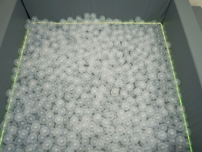 Сухой бассейн с шариками и RGB-подсветкой 190х190 см Сухой бассейн с шариками и RGB-подсветкой 190х190 см