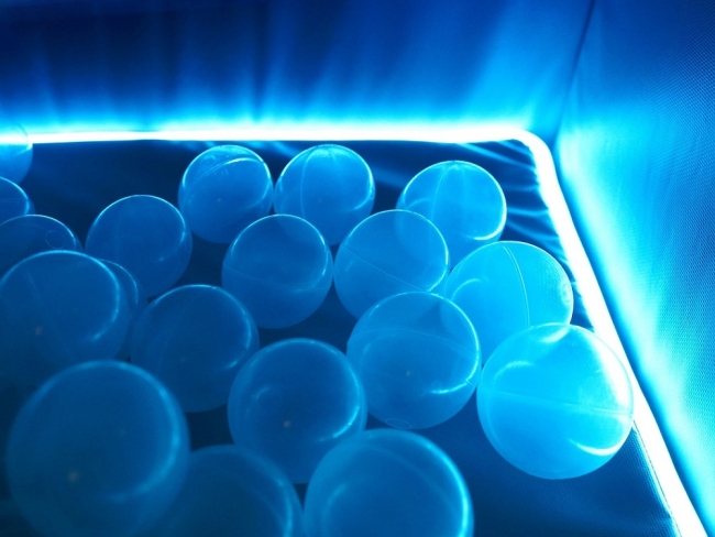 Сухой бассейн с шариками и RGB-подсветкой 190х190 см Сухой бассейн с шариками и RGB-подсветкой 190х190 см