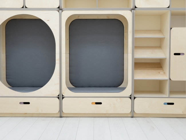 Детская стенка с местом для хранения и зонами отдыха