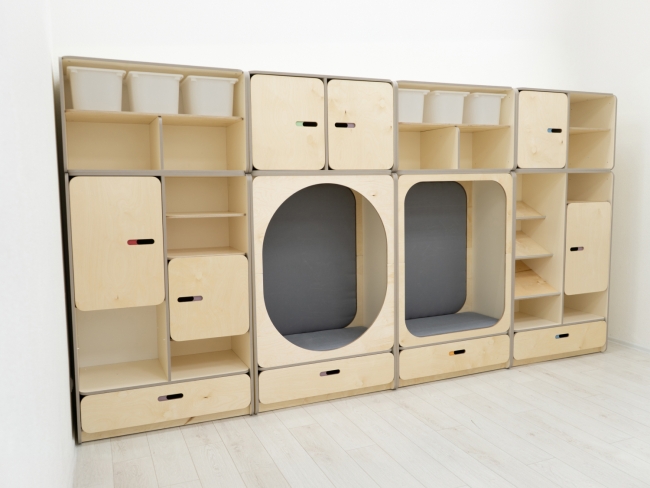 Детская стенка с местом для хранения и зонами отдыха