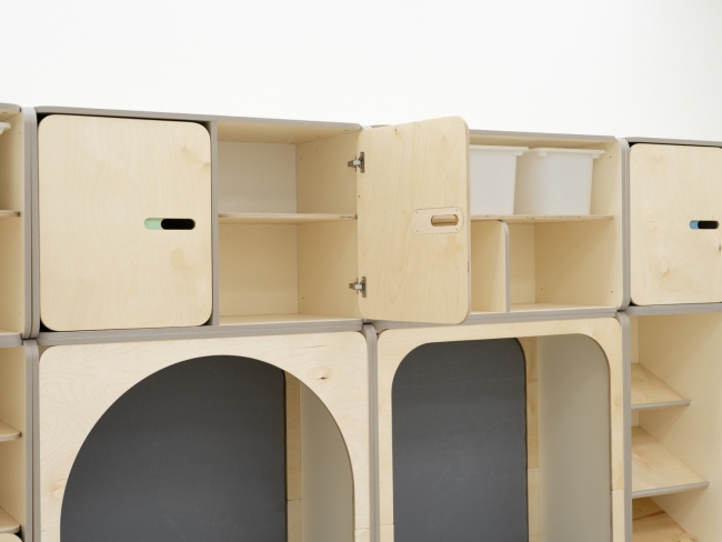 Детская стенка с местом для хранения и зонами отдыха