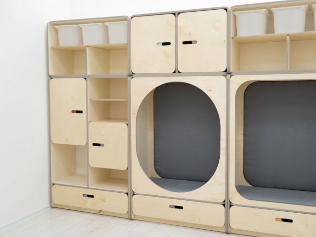 Детская стенка с местом для хранения и зонами отдыха