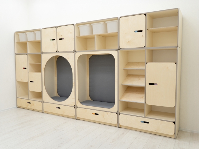 Детская стенка с местом для хранения и зонами отдыха